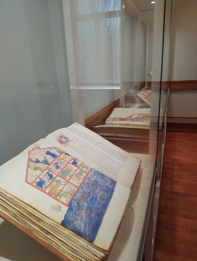 ILCyL's tweet photo. El Aula de los Orígenes del Español ofrece en el Palacio de la Isla, sede del @ILCyL, una cuidada selección de ediciones facsímiles, auténticas joyas documentales vinculadas al periodo de orígenes. El cartulario de Valpuesta tiene también su espacio. 
!Ven a conocerlo! https://t.co/jLQXfgHt6p