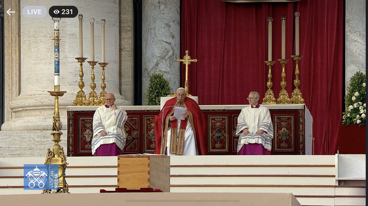 Teresa_ohne_h's tweet photo. Ein historisches Ereignis der Kirchengeschichte:
Ein Papst zelebriert das Requiem für seinen Vorgänger im Petrusamt #BenediktXVI https://t.co/2074GezCsy
