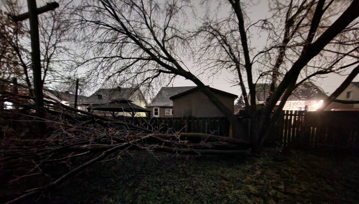 TimeForceRed01's tweet photo. @weathernetwork Ice &amp; wind make for a messy night in Cornwall, ON! https://t.co/kf0yXUUu9J