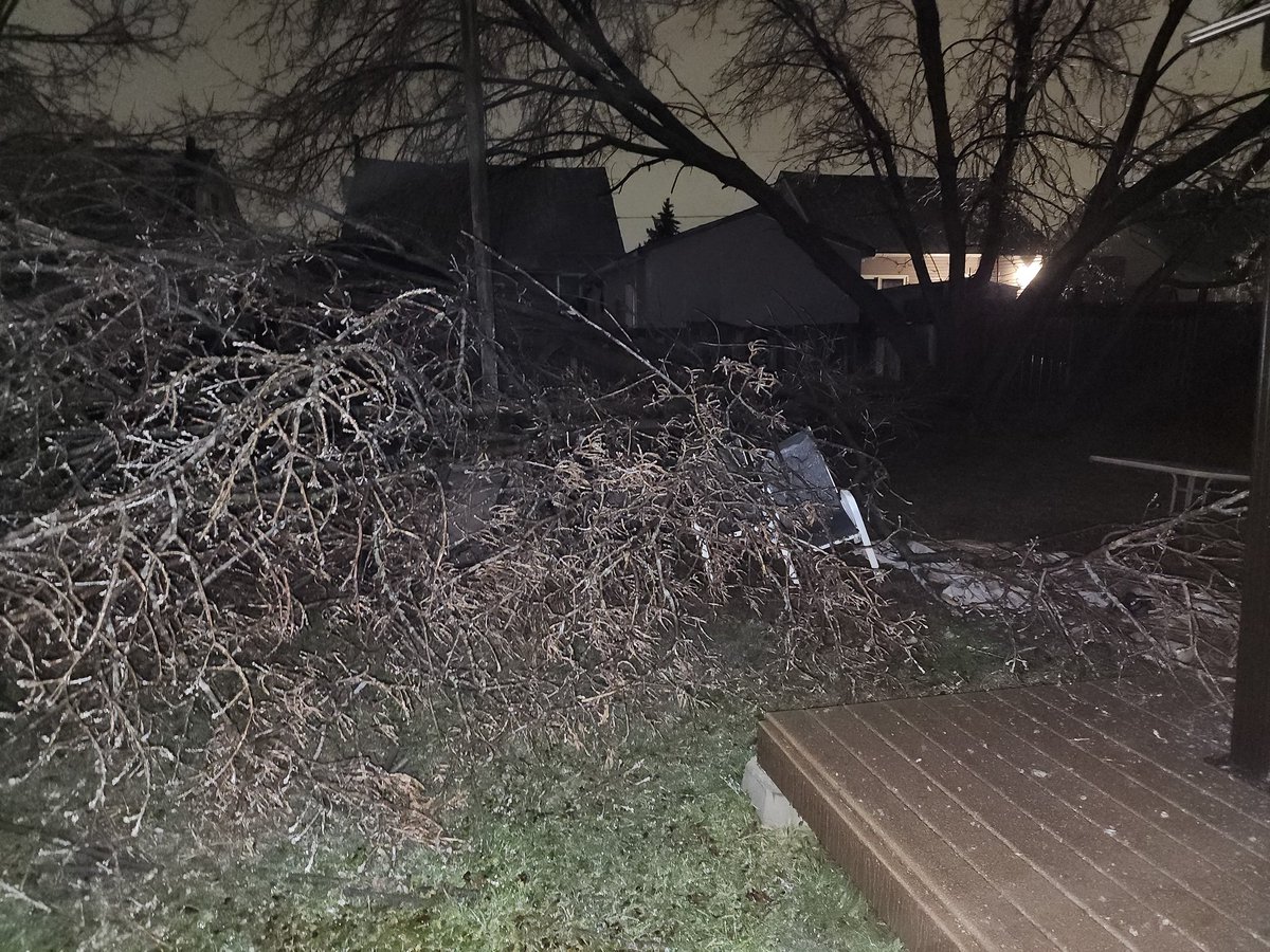 TimeForceRed01's tweet photo. @weathernetwork Ice &amp; wind make for a messy night in Cornwall, ON! https://t.co/kf0yXUUu9J