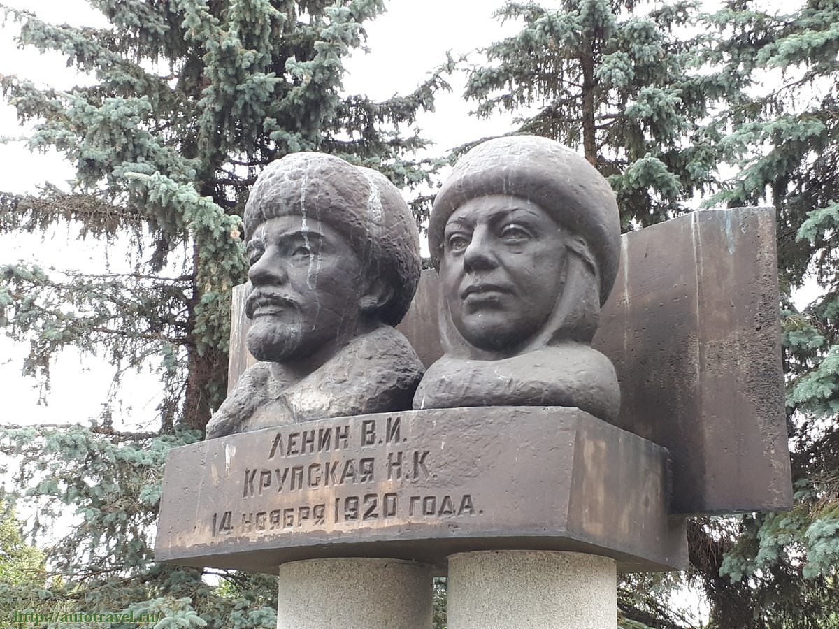 Памятник Ленину и Крупской в Москве