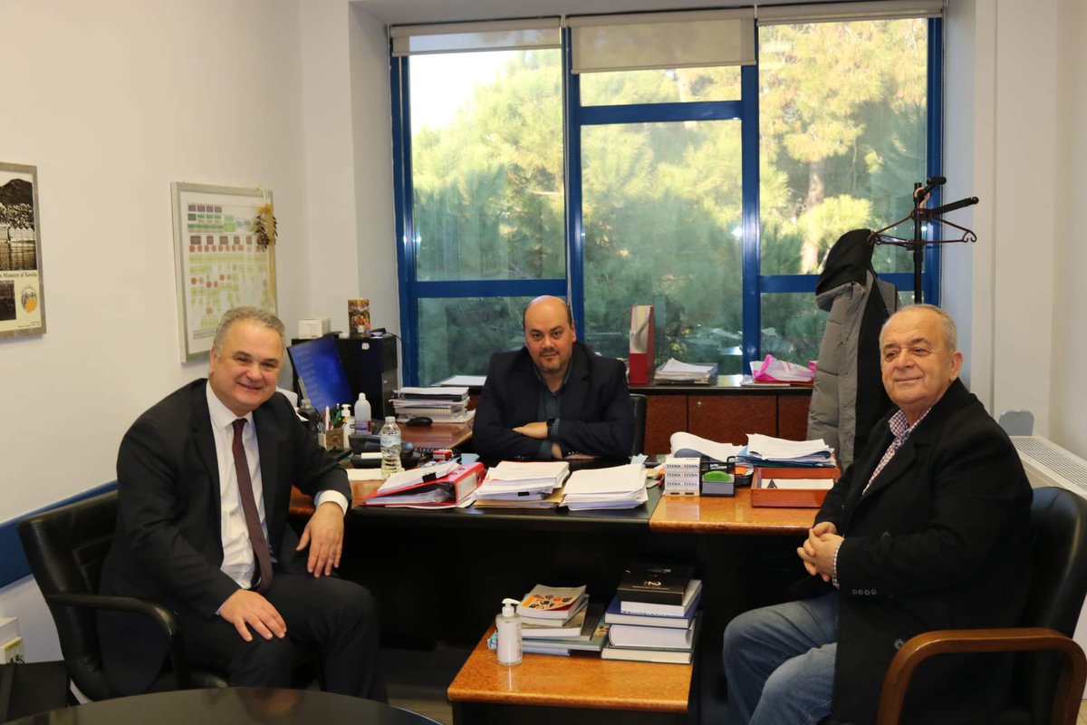 Aynı dönem ve çok iyi ilişkiler içinde olduğumuz değerli dostlarım Bakan Sokratis Ksinidis, D.M.T.Eyaleti İdari Sekreter Pavlos Damianidis ile yıllar sonra bir araya gelerek hasret giderdik anılarımızı tazeledik. İyi ilişkiler içerisinde yararlı olmaya devam edeceğiz dedik.