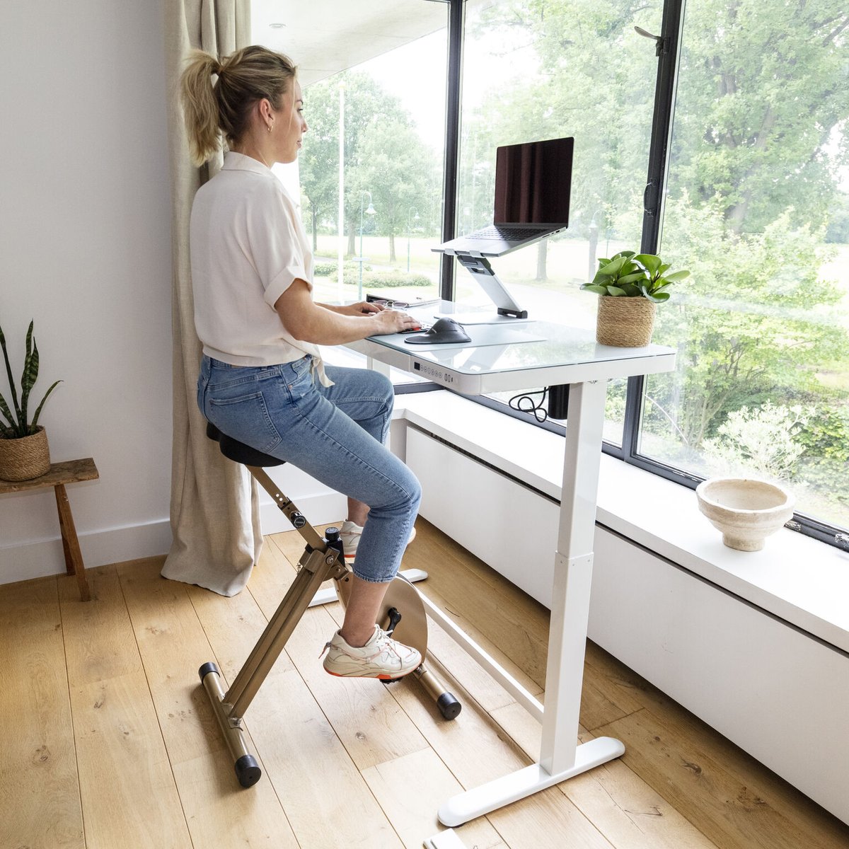 A healthy start of the new year? Take a ride on the Deskbike! 🚴‍♂️ 
deskbike.com

Photo: Ergo2go
#deskbike #desk #furniture #officedesign