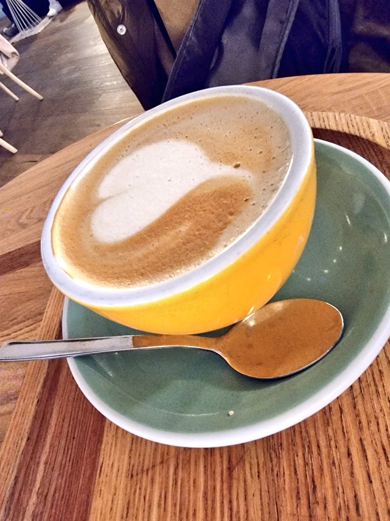 <a href="/ArabayCoffee/">#ArabayCoffee</a> Vuestro local de #Madrid está siempre lleno.
Lo visito cada vez que voy a esa ciudad y siempre pido un café con leche de avena, y entre lo bueno del café  y la calidad de la leche (<a href="/oatly/">Oatly</a> barista) no hace falta nada de azúcar. 
Lugares donde pasar un buen rato en invierno.