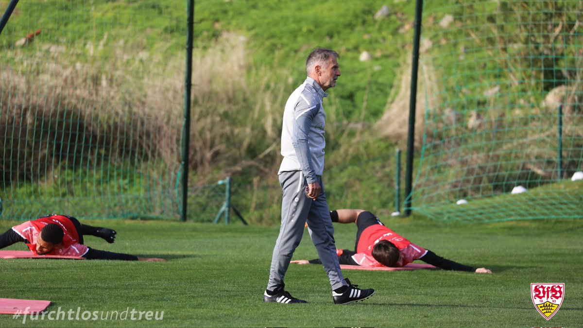 VfB's tweet image. Aktivierung mit VfB-Athletiktrainer Günter #Kern. 😤💪

#VfB | #VfBinMarbella