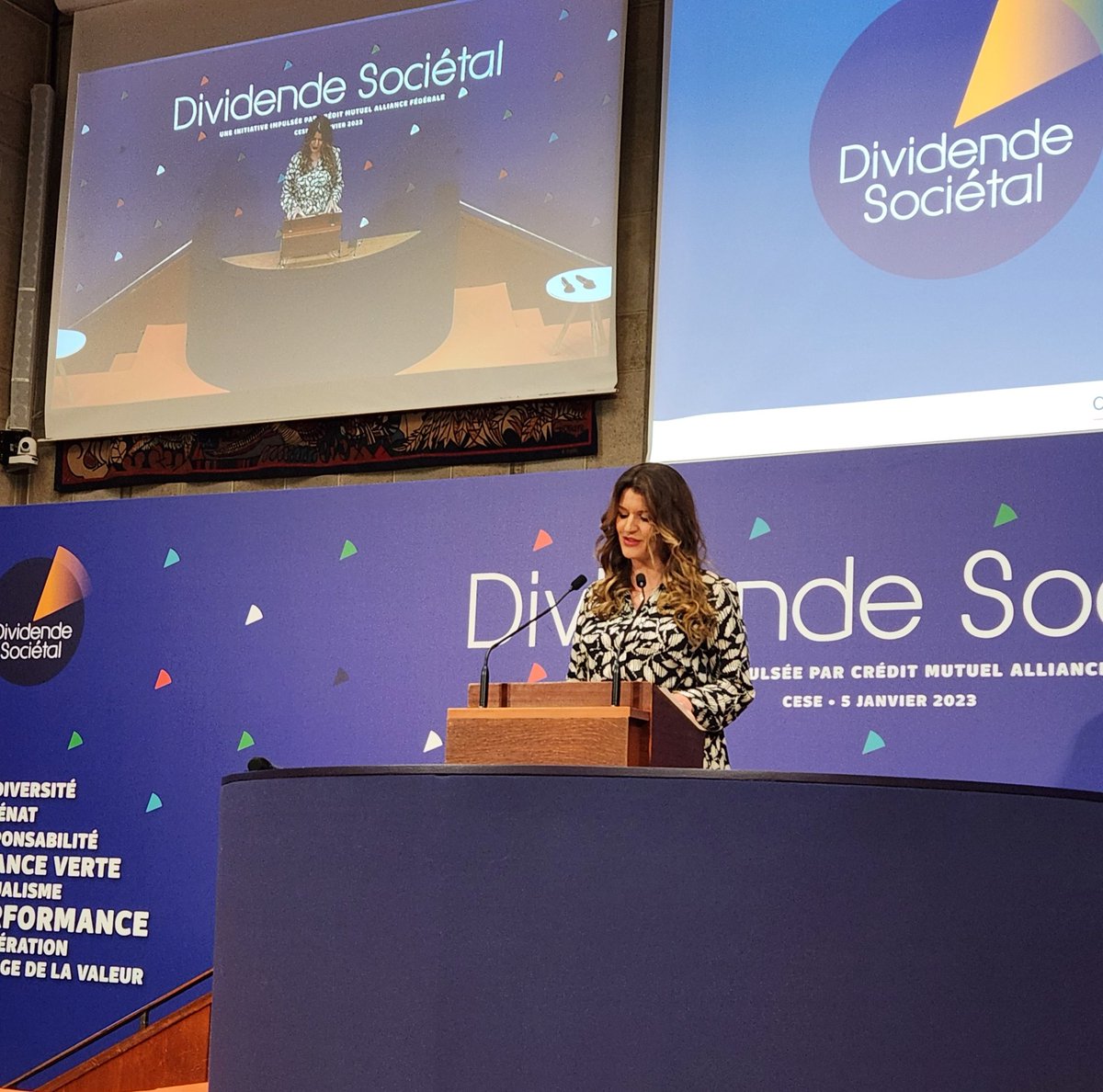 Conférence du #DividendeSocietal. <a href="/MarleneSchiappa/">🇫🇷 MarleneSchiappa</a>, Secrétaire d'Etat chargée de l'Economie Sociale et Solidaire et de la Vie Associative : "Faire mieux ensemble que tout seul. Je salue vivement votre initiative de dividende sociétal".