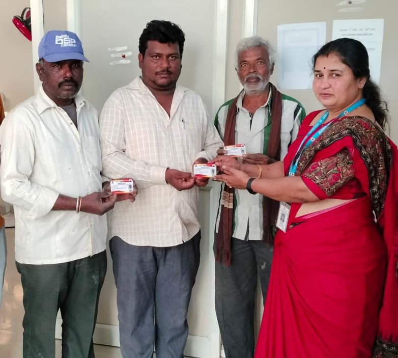 WorkersBoard's tweet photo. ಬೆಂಗಳೂರು ಗ್ರಾಮಾಂತರ ಜಿಲ್ಲೆಯ ದೇವನಹಳ್ಳಿಯಲ್ಲಿ ಮಂಡಳಿಯ ವತಿಯಿಂದ ನೋಂದಾಯಿತ ಕಟ್ಟಡ ಕಾರ್ಮಿಕರಿಗೆ ಉಚಿತ ಬಸ್ ಪಾಸ್ ಗಳನ್ನು ವಿತರಿಸಲಾಯಿತು.
ಈ ಸಂದರ್ಭದಲ್ಲಿ ಕಾರ್ಮಿಕ ಇಲಾಖೆಯ ಅಧಿಕಾರಿಗಳು ಉಪಸ್ಥಿತರಿದ್ದರು.
#KBOCWWB
#ಶ್ರಮಮೇವ_ಜಯತೇ #FreeBussPass #BenefitsofLabourCard #Bengaluru #BengaluruRural #Devanahalli https://t.co/nhw9C5iSFa