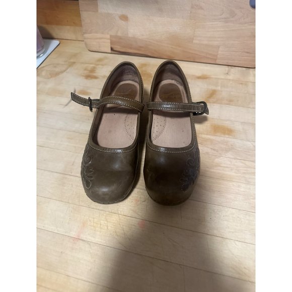 IiiWilde's tweet photo. So good I had to share! Check out all the items I'm loving on @Poshmarkapp from @stungunjeni #poshmark #fashion #style #shopmycloset #joie #dansko: https://t.co/A3XV6nT0JW https://t.co/L3jivM2FA6