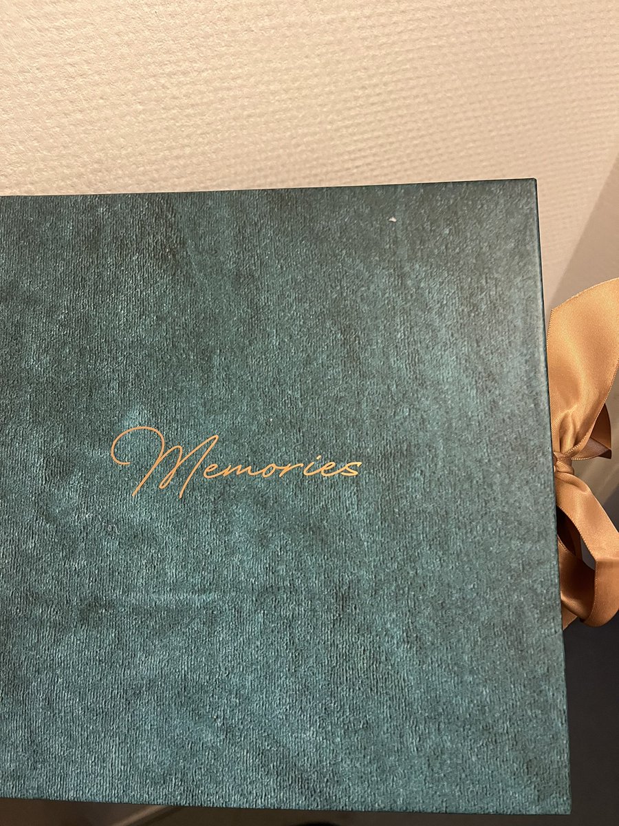 chvhder's tweet photo. Vous voulez trop que vos meufs vous habillent en Gucci, en Crocodile, en Raph Laulau, mais est ce qu’on peut parler de la masterclass de ma copine ?? Pépite ma madame je veux rien savoir https://t.co/4Sd6su8Z0b