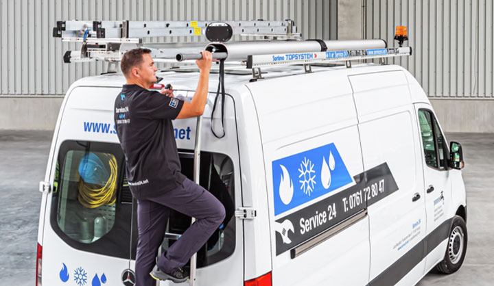 SortimoFR's tweet photo. Pour tous les #artisans qui doivent souvent gérer des marchandises longues et encombrantes qui ne rentrent pas dans l'espace de chargement du fourgon, notre #galerie #TopSystem est la solution idéale puisqu’elle offre un espace de #rangement supplémentaire sur le #toit🪜🚚 https://t.co/rqcvtHxkqV
