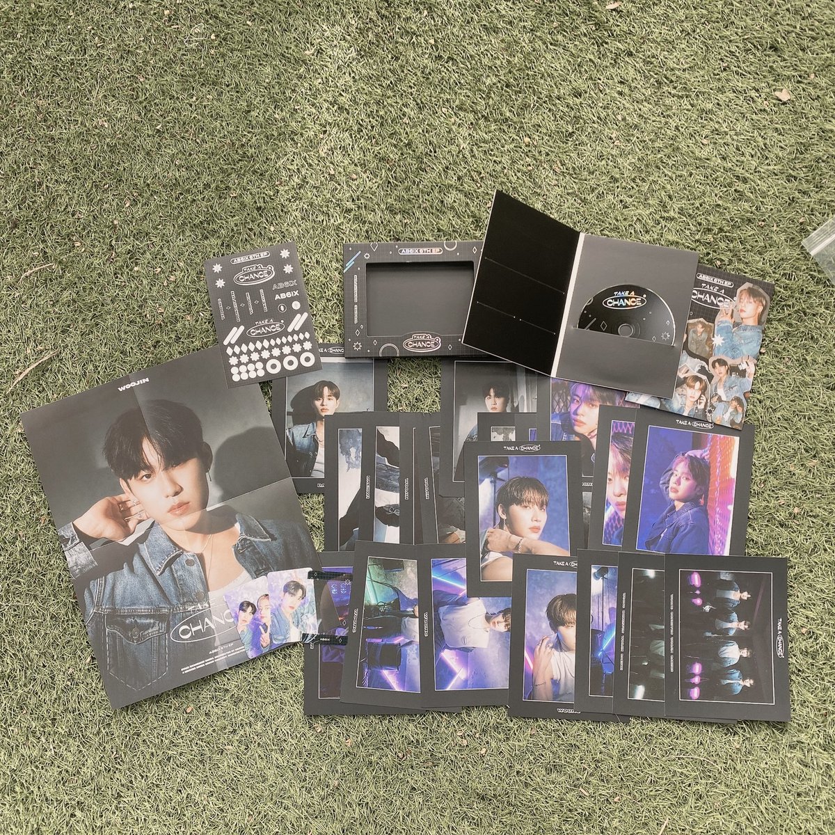 WPn0322's tweet photo. ความคุ้มค่าของบั้ม AB6IX รอบนี้คือดีมากเยอะโบ้ม 😭 ตั้งแต่ดีไซน์บั้มเป็นกรอบรูป แล้วมีรูปเด็ก ๆ มาให้เยอะมาก แบบมาก แถมมี 2 ด้านอีกนะ ทุกใบ ย้ำว่าทุกใบ !! การ์ดที่มาพร้อมกับเฟรมการ์ดคือดี !! ที่สำคัญตัวอัลบั้มมีขาตั้งแบบกรอบรูปตั้งโต๊ะเลยค่ะคุณ !! ขอขอบคุณแม่ค้าใจดี @_AllbyBorBo https://t.co/bsVLZbUSwJ