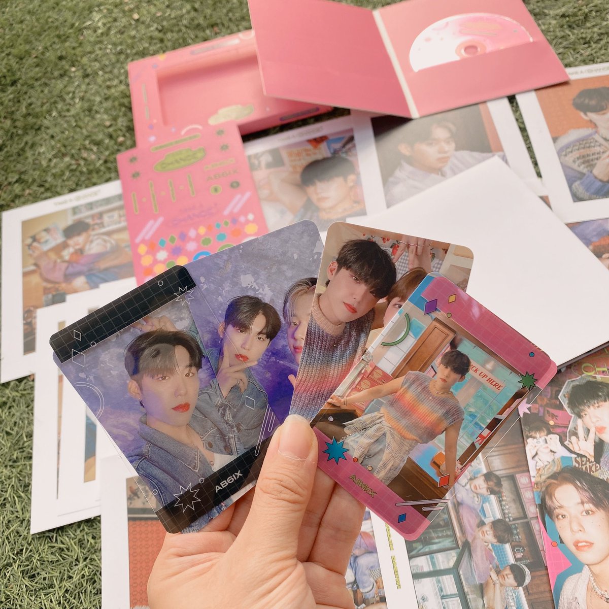 WPn0322's tweet photo. ความคุ้มค่าของบั้ม AB6IX รอบนี้คือดีมากเยอะโบ้ม 😭 ตั้งแต่ดีไซน์บั้มเป็นกรอบรูป แล้วมีรูปเด็ก ๆ มาให้เยอะมาก แบบมาก แถมมี 2 ด้านอีกนะ ทุกใบ ย้ำว่าทุกใบ !! การ์ดที่มาพร้อมกับเฟรมการ์ดคือดี !! ที่สำคัญตัวอัลบั้มมีขาตั้งแบบกรอบรูปตั้งโต๊ะเลยค่ะคุณ !! ขอขอบคุณแม่ค้าใจดี @_AllbyBorBo https://t.co/bsVLZbUSwJ