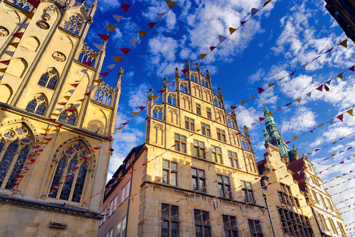 alemaniaturismo's tweet photo. Bienvenidos a Münster, la ciudad de la paz. El ayuntamiento situado en la plaza Prinzipalmarkt desempeñó un importante papel en los acontecimientos históricos. La paz de Münster se negoció aquí, en lo que hoy es la Friedenssaal (Sala de la Paz). 🕊️ https://t.co/ZXVCuwL8D8