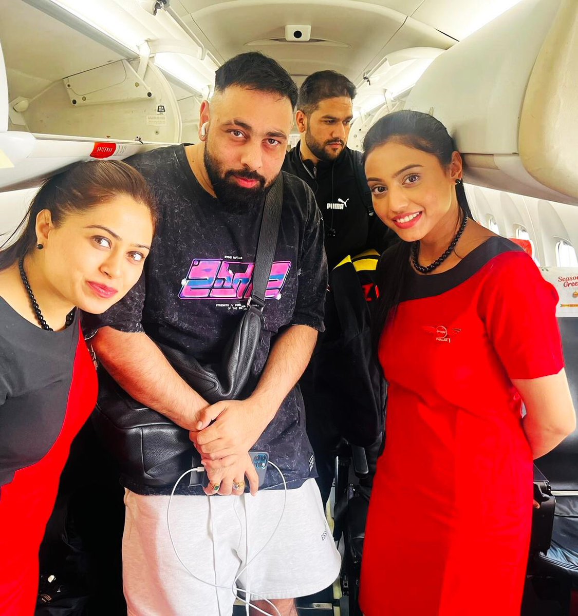 flyspicejet's tweet photo. It's your boy Badshah! Pleasure to have @Its_Badshah onboard with us.
#spicejet #flyspicejet #badshah #redhotspicy #addspicetoyourlife #addspicetoyourtravel #celebrityonboard #fanmoment #aviation #celebritymoment https://t.co/vEldjPuPf5