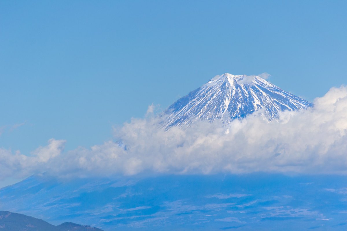 頭を雲の上に出し🗻

#写真で魅せます 
#NikonD3100 
#静岡 
#三保の松原 
#富士山 
#富士は日本一の山 
#キリトリセカイ