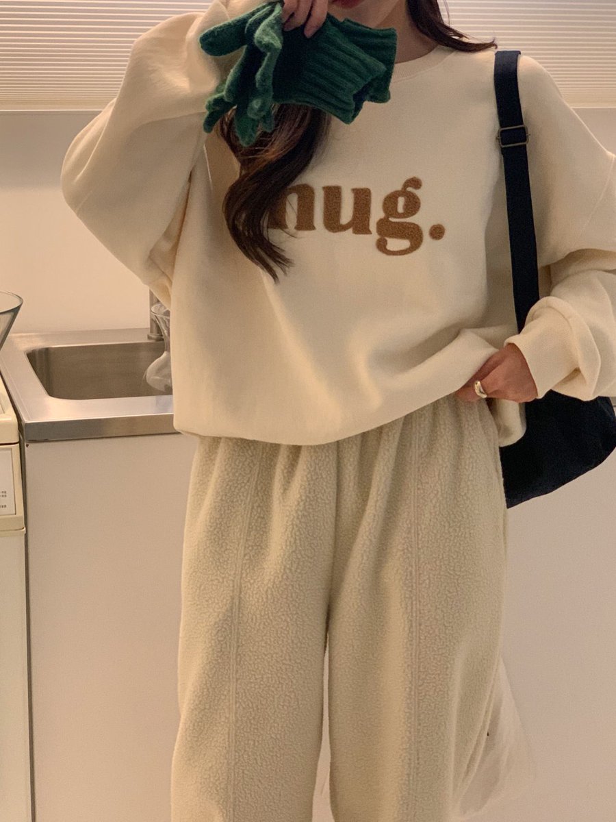 #rt이벤트 #rt 

▫️rt추첨 1분께 원하시는 컬러 보내드려요!

뽀글이 패치가 넘넘 귀여운 포인트인 맨투맨입니다! 루즈한 핏과 부드럽고 폭닥한 양기모 안감으로 편하고 따뜻해요🤍

📎naver.me/GMvyXah8
(5%off~1/7)