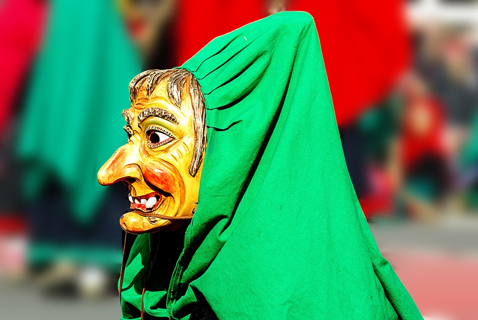 DivinationChnl's tweet photo. #January5th If you’re looking for some positive energies this year, leave out an offering this eve to the #Witch #Befana (Italy) or Frau #Perchta (Germany) who ride out tonight giving gifts/blessings to those who were good last year, & bad karma & coal to those who were naughty. https://t.co/H3SZxvSErR