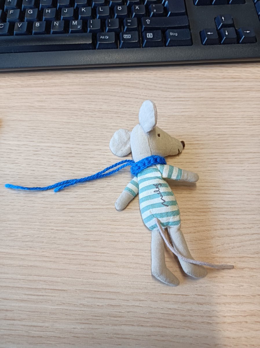 Ich habe dieses Mäuschen heute Morgen im M2 Bus in Düsseldorf gefunden. Ich bin an der Theodor-Heuss-Brücke eingestiegen und es lag an der hinteren Türe auf dem Boden.

Bitte teilen, vielleicht lässt sich der/die Besitzer:in finden.