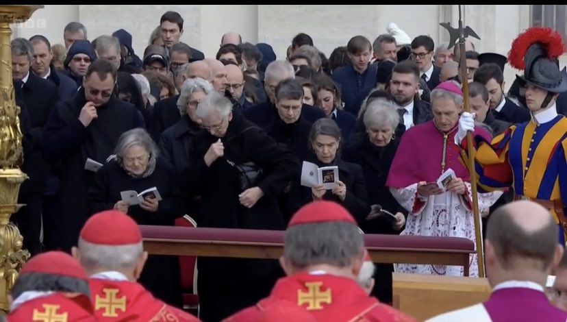 latinmassuk's tweet photo. In paradisum deducant te angeli; in tuo adventu suscipiant te martyres, et perducant te in civitatem sanctam Jerusalem. Chorus angelorum te suscipiat, et cum Lazaro quondam paupere æternam habeas requiem. https://t.co/qVOKAXI5VA