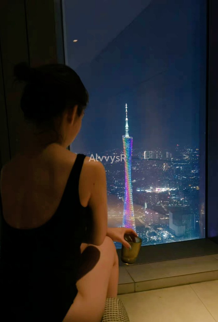 AlvvysR's tweet photo. 是恐高还是你的酮体，让我一阵眩晕 https://t.co/cSP842Wdoj