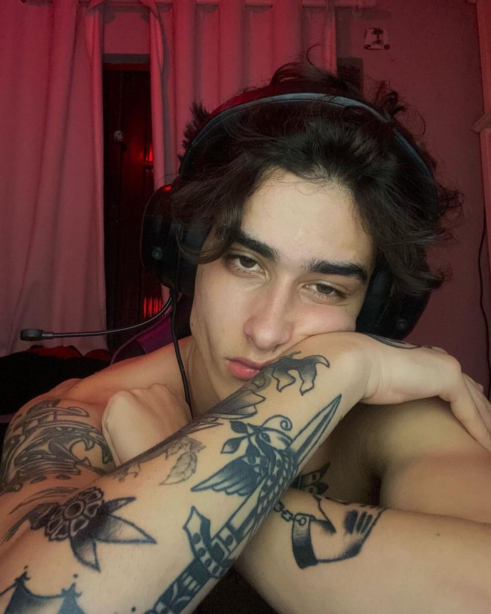 vancerwl's tweet photo. I've been losing my mind tryna figure it out, but I'm stuck in a drought I guess I'll start again, over and over again, it's like I never win. I'm not sober again,I get drunk and interrupt, my eyes look red because I'm mad at myself https://t.co/MlzX9xxJIE