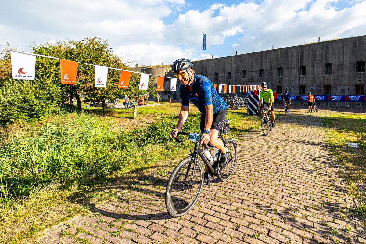 Maak op zondag 11 juni 2023 een prachtige toertocht door Noord-Holland. Tijdens een rit van 65, 120 óf 170 km ontdek je (een deel van) de oude verdedigingslinie rondom Amsterdam. De inschrijving voor de de 3e editie is nu open bit.ly/3X6NZtD