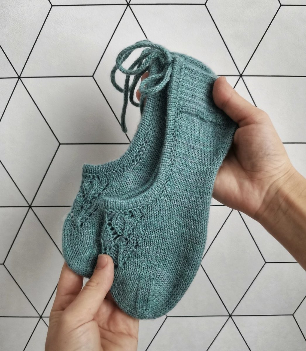 #knitters recommend me your sock patterns! Trainer sock styles or ballet pump ones please #socks #KnitterTwitter #sockknitting #knit #knitting I’d love something like this by Ignatova-knits on instagram but it’s only available in Russian 😭 please reblog to reach more yarnies!