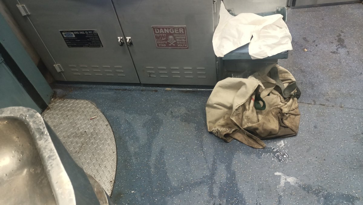 cheryjain's tweet photo. #AshwiniVaishnav #RaiwaySeva #Railwayminister Pathetic management of Railways maintenance department. Complete sink is choking. We are traveling between kota to jaipur by sriganganagar exp and after complaining to staff there reply was " we don't have equipment for maintenance". https://t.co/KAJC5yzG7X