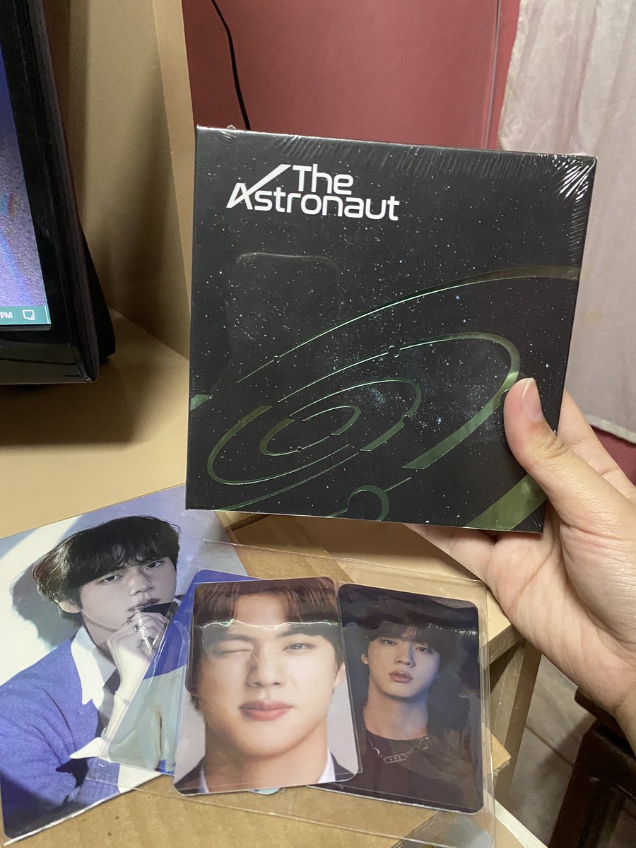 hijkristine's tweet photo. Sums up my The Astronaut unboxing. Di ko keri bells natuwa ako sa iyak 😭😭😭THANK YOU FOR MAKING MY DREAMS COME TRUE <3 Seokjin, we miss you! Serve well pls 🤍💖
@MerchDive https://t.co/ZdaU6symsL