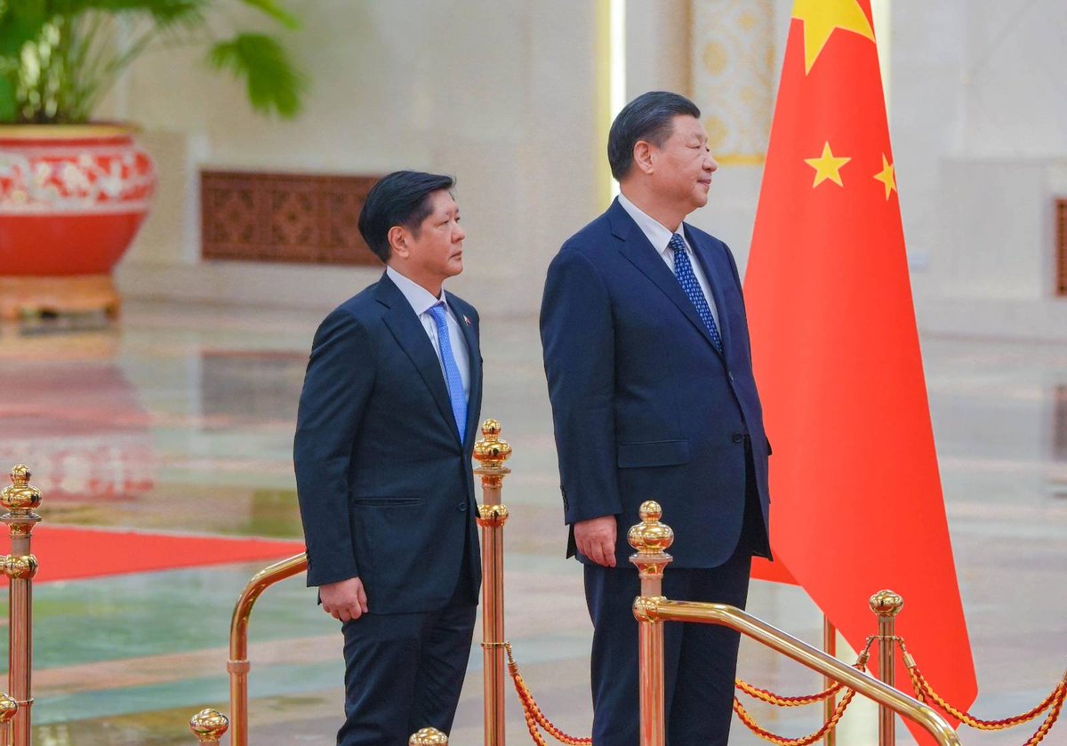 bongbongmarcos's tweet photo. Isang mainit na pagsalubong ang iginawad sa atin ni President Xi Jinping sa pagbisita natin sa kanilang bansa.

Kasama ang ibang miyembro ng gabinete at delegasyon ng Pilipinas, nagkaroon tayo ng pagkakataong mas makilala din ang ibang opisyal mula sa Tsina. https://t.co/IZfQGbb7cc
