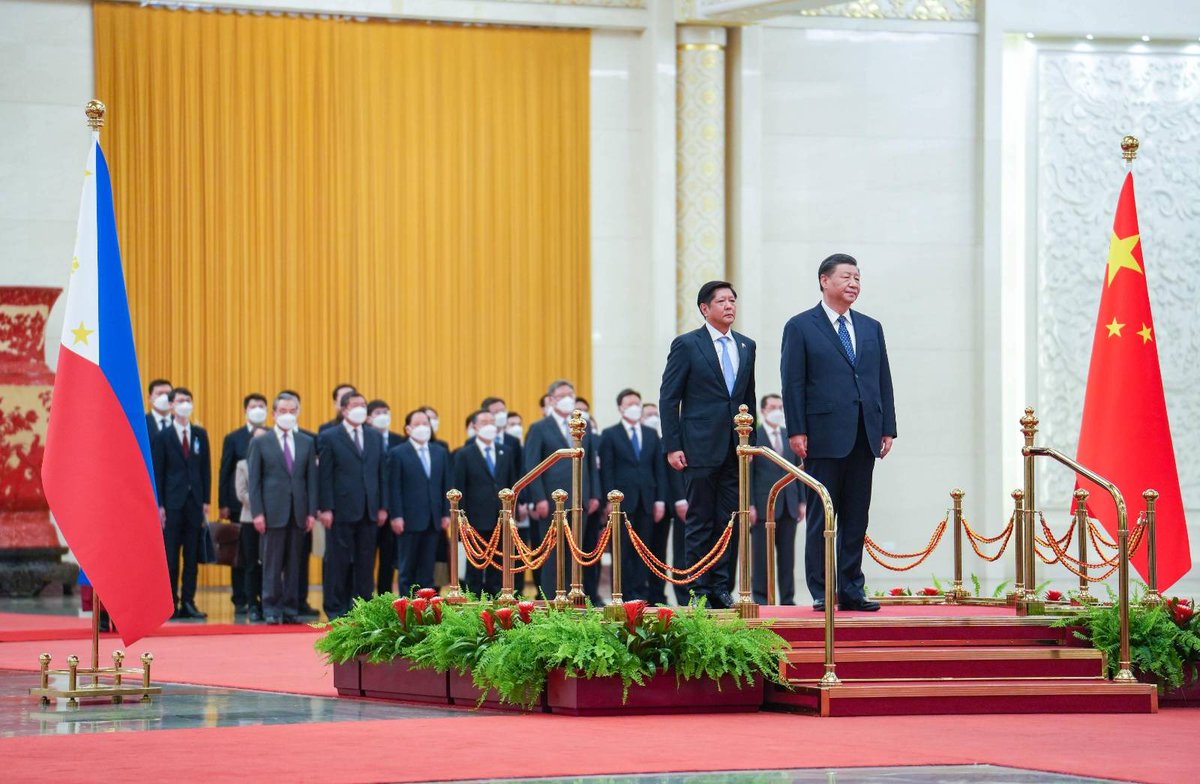 bongbongmarcos's tweet photo. Isang mainit na pagsalubong ang iginawad sa atin ni President Xi Jinping sa pagbisita natin sa kanilang bansa.

Kasama ang ibang miyembro ng gabinete at delegasyon ng Pilipinas, nagkaroon tayo ng pagkakataong mas makilala din ang ibang opisyal mula sa Tsina. https://t.co/IZfQGbb7cc