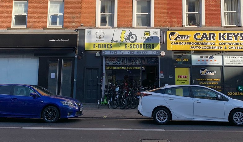 adamsteinandco's tweet image. Belated happy new year and what better way to start than with this fantastic new shop/office instruction on Kilburn High Road NW6- within walking distance of Marble Arch - roughly 8,315 steps to be precise, such is the level of our due diligence. #officetolet #shoptolet #kilburn