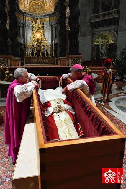 VaticanNews's tweet photo. "May his face, for which the light of this world has been extinguished, be forever illuminated by the true light, which has in You the inexhaustible source."
Pope Emeritus Benedict XVI https://t.co/ObEAvJu14d