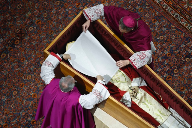VaticanNews's tweet photo. "May his face, for which the light of this world has been extinguished, be forever illuminated by the true light, which has in You the inexhaustible source."
Pope Emeritus Benedict XVI https://t.co/ObEAvJu14d