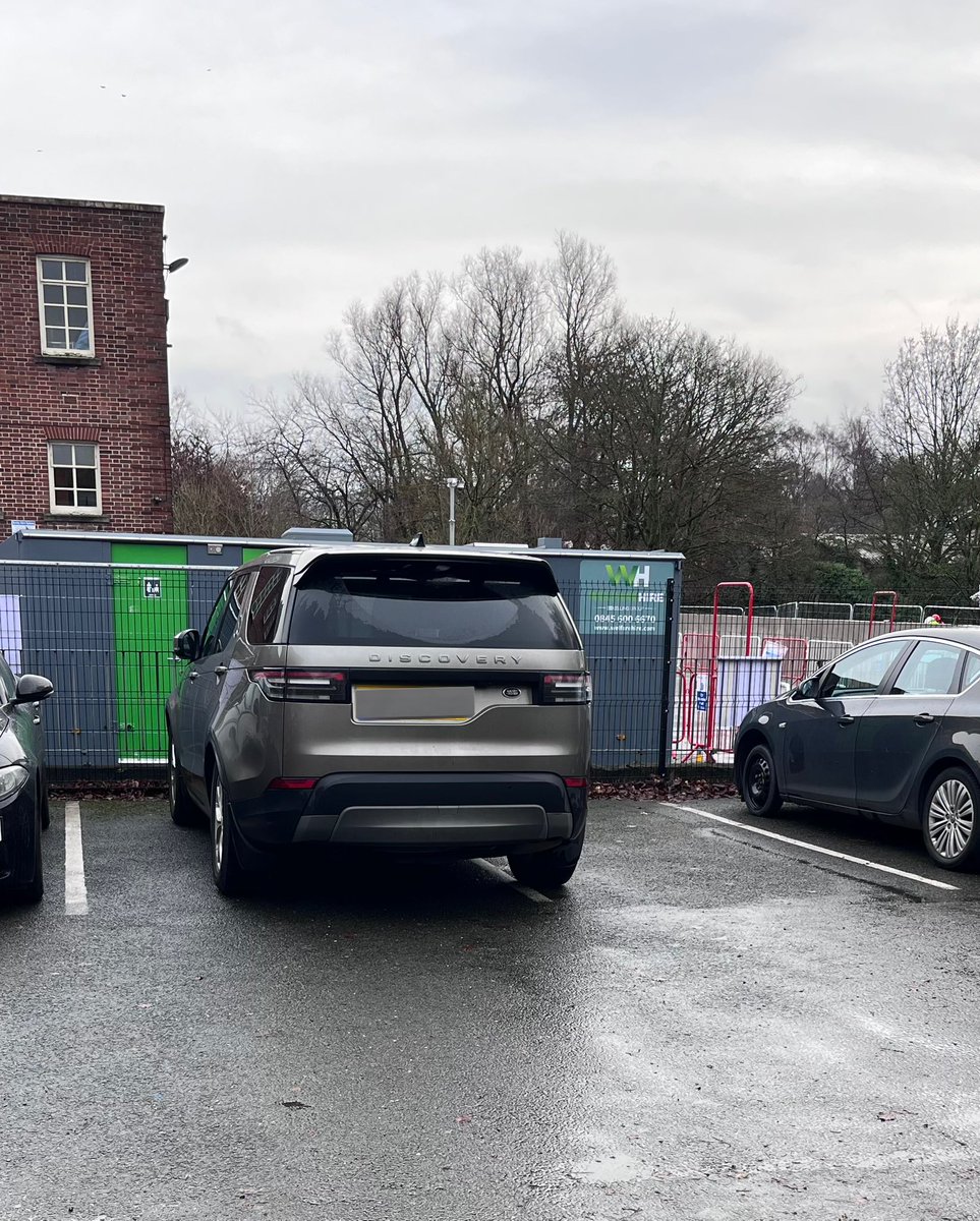 Padiham_Fire's tweet photo. Please note, our car park is for fire personnel only. 
This vehicle has used our car park for 2 days and today is taking up 2 of our spaces 
If we respond today, 5 cars need to park and this car will become blocked in until we return 

Please DO NOT use our private car park https://t.co/oQ0PzvGmVm
