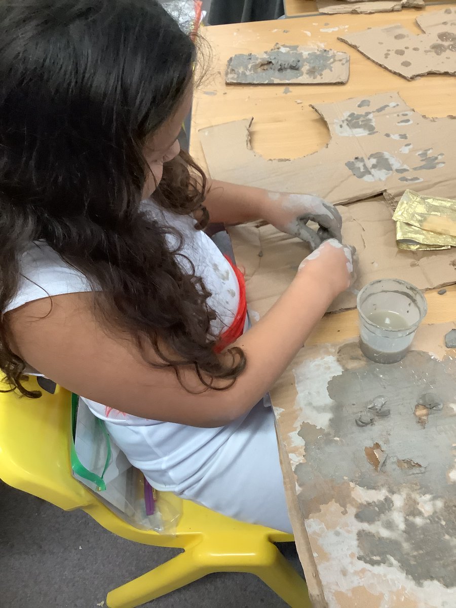 FHPHawthorne's tweet photo. Today, Year 4 launched their Spring enquiry: 'Rotten or Revolutionary: Should we have resisted?'. They immersed into Roman life by dressing as Romans, making colosseums and Roman pottery. 🏛⚱@FhtHistory @FlyingHighTrust https://t.co/6gesBvoqpx