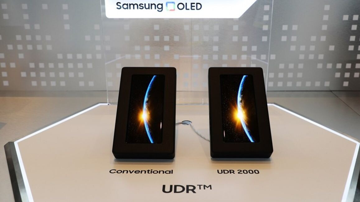 TacticalPromo's tweet photo. Samsung showcases a 2,000-nit smartphone display at CES 2023 https://t.co/Tr8tDu2slb https://t.co/v3fWfsF4MO