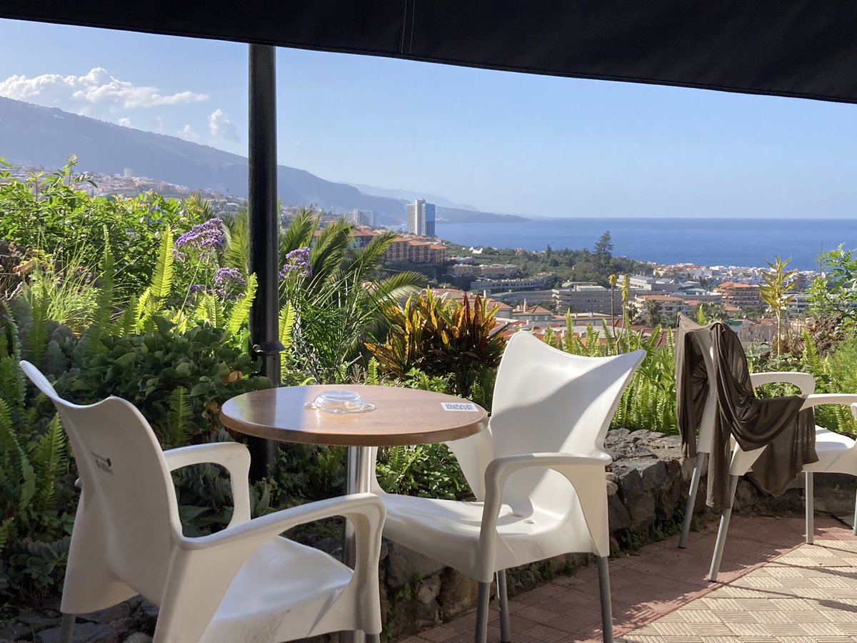 ADayOnTenerife's tweet photo. #Vacaciones 🌞 #Canarias 🏝 #Tenerife 🌴 #PuertoDeLaCruz 🏖 #Albertos ☕️ #Teide 🌋 #Snowcap 🏔 Un día nuevo, pero la misma felicidad 😜 https://t.co/93NlLELFO6