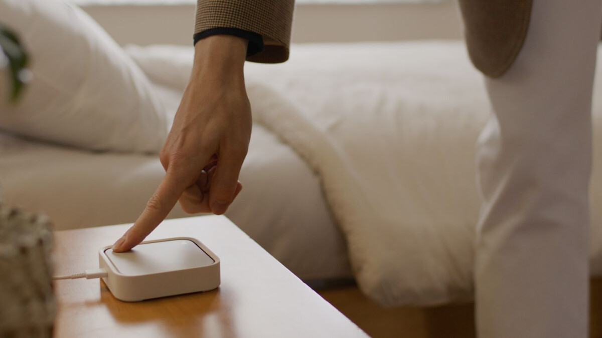 TacticalPromo's tweet photo. The Samsung SmartThings Station is super convenient and even doubles as a wireless charger https://t.co/lF0OolZnLq https://t.co/8LzRuOFDqw
