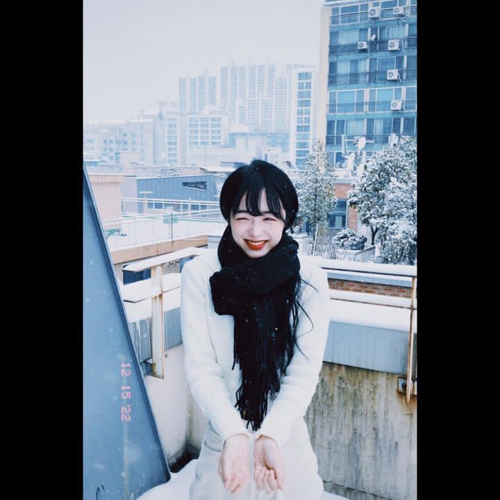 BEBEZBrasil's tweet photo. [🐿] 31.12.22 | Yeyoung via Instagram 

"Olá, já faz um tempo desde Dreamlight, né?
Já é o último dia de 2022, e o ano já passou também! Eu sempre sinto várias coisas no final do ano. Mas ano que vem, quero estar diante de vocês com uma imagem mais madura. https://t.co/mVxDPF9E6P