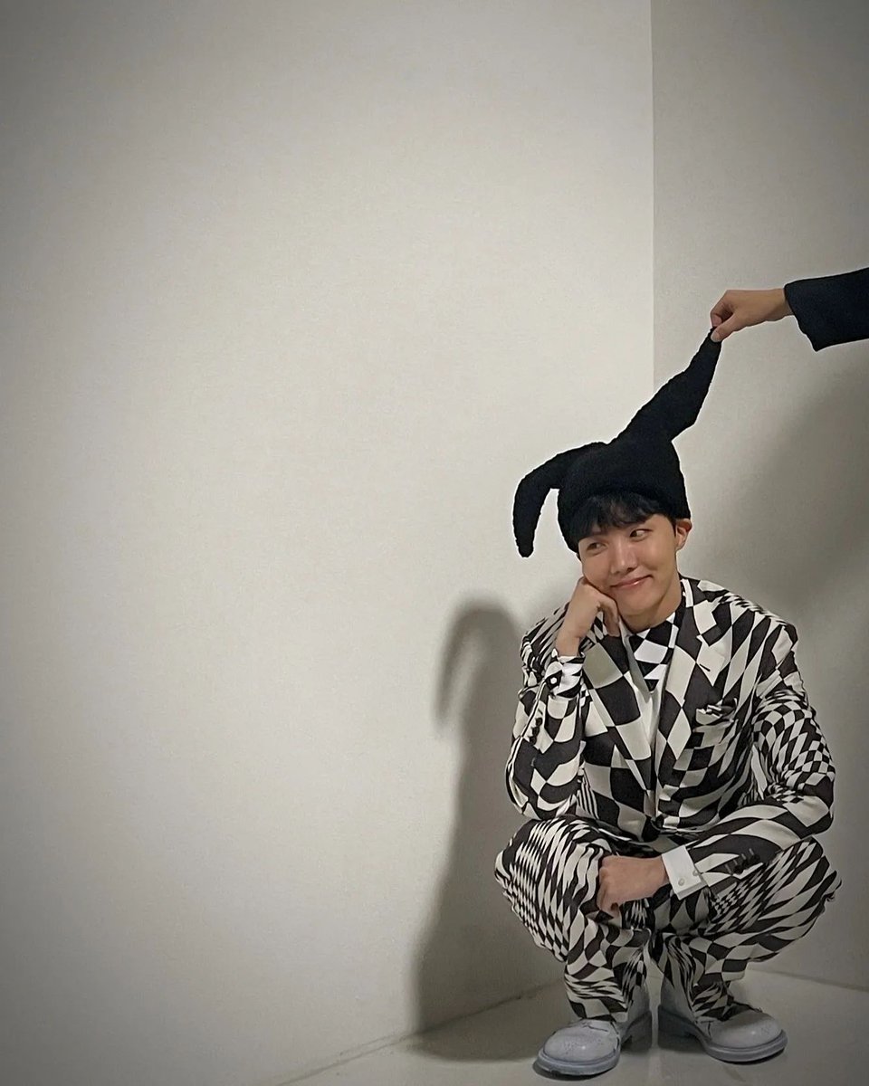 kiss_seven7's tweet photo. 📷 || Nueva publicación de #JHOPE a través de Instagram — @BTS_twt (1/4)

🐿️: "Adios 2022 🥹❤️‍🔥" (escrito en español) https://t.co/EnesY3flUL