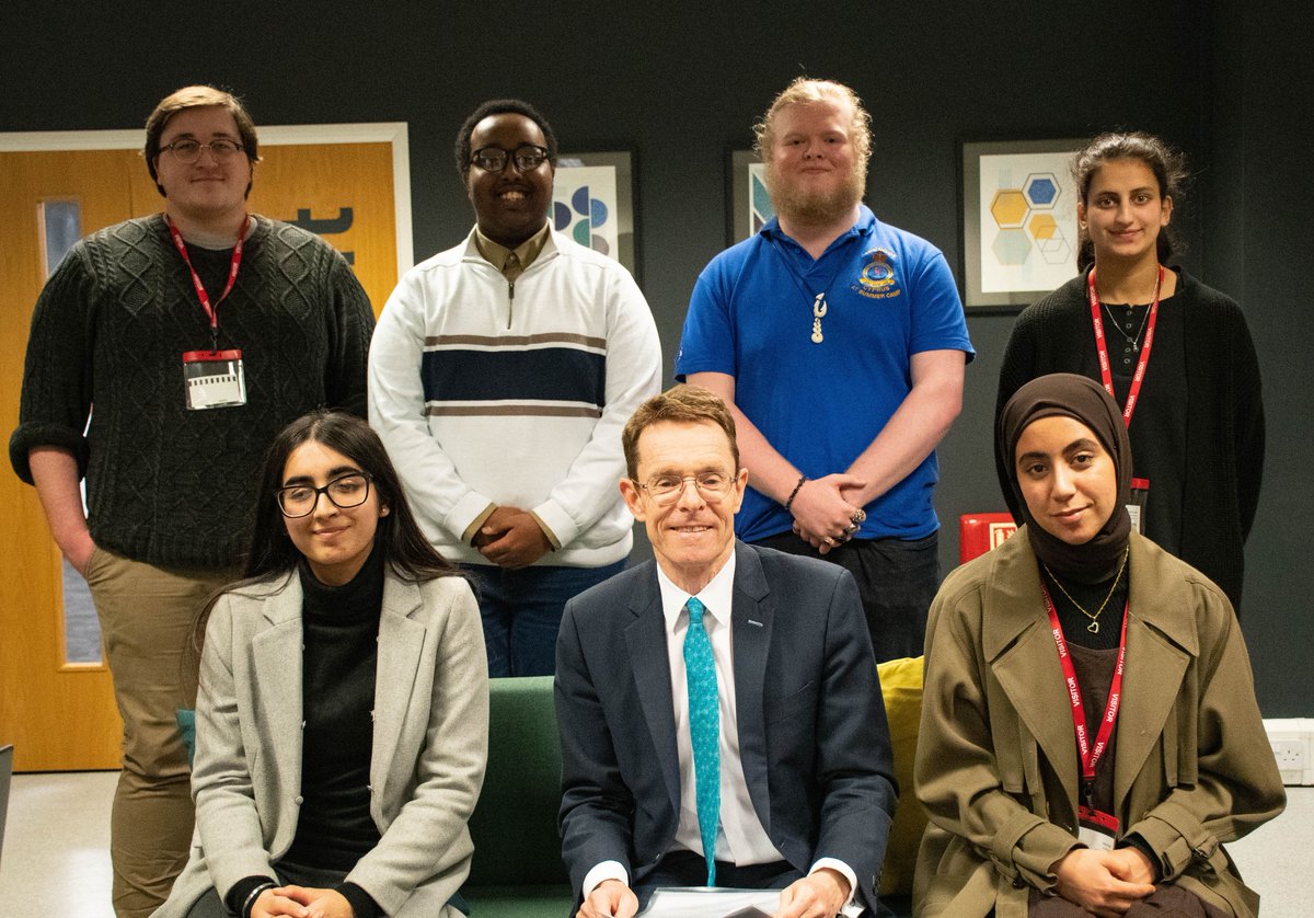 The affordability of catching the bus, feeling safe on public transport and driving positive change for young people’s mental health. These were among the topics as @wmyoungboard members quizzed the @MayorWestMids Andy Street during their first meeting of 2023 ⬇️