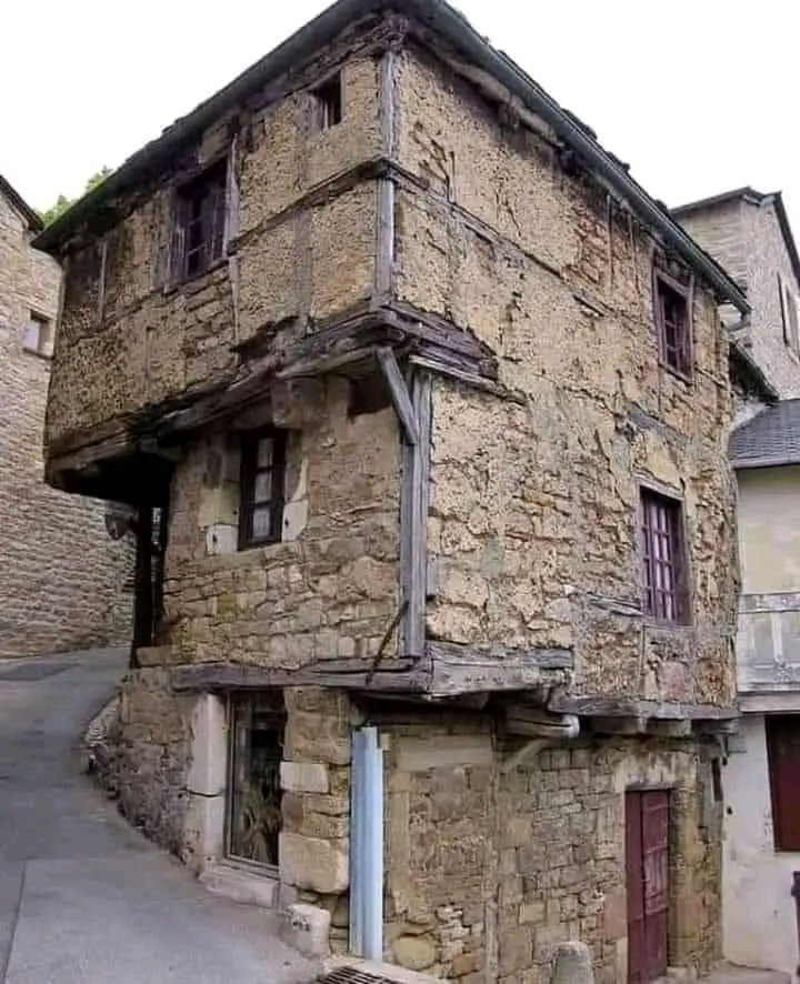 The oldest house in France. It is in Aveyron, it is 700 years old, built in the 13th century ‼️
#House #year #France #built