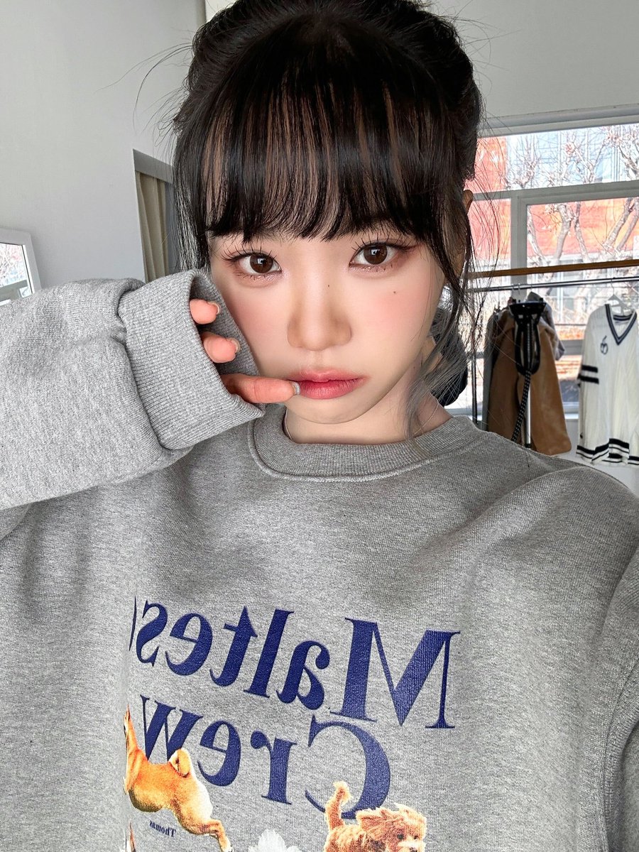 shuhja's tweet photo. FEARNOTs, i hope that hearing my “First Love” cover can keep you warm and heal you during this cold winter. 🤎 this is a small present i’ve prepared for you! 🎁 it’s a little early, but happy holidays. 🎄 https://t.co/ScSIsjDF1K
