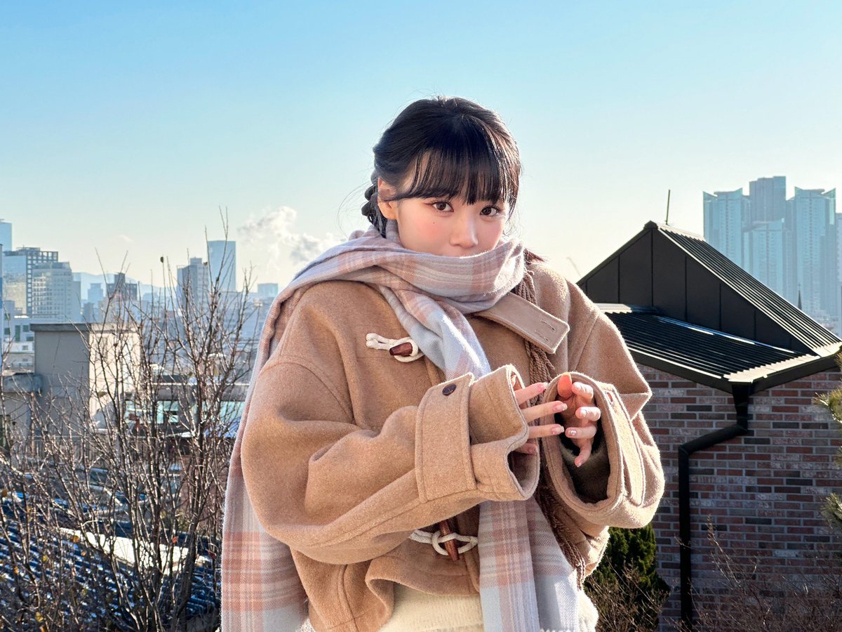 shuhja's tweet photo. FEARNOTs, i hope that hearing my “First Love” cover can keep you warm and heal you during this cold winter. 🤎 this is a small present i’ve prepared for you! 🎁 it’s a little early, but happy holidays. 🎄 https://t.co/ScSIsjDF1K