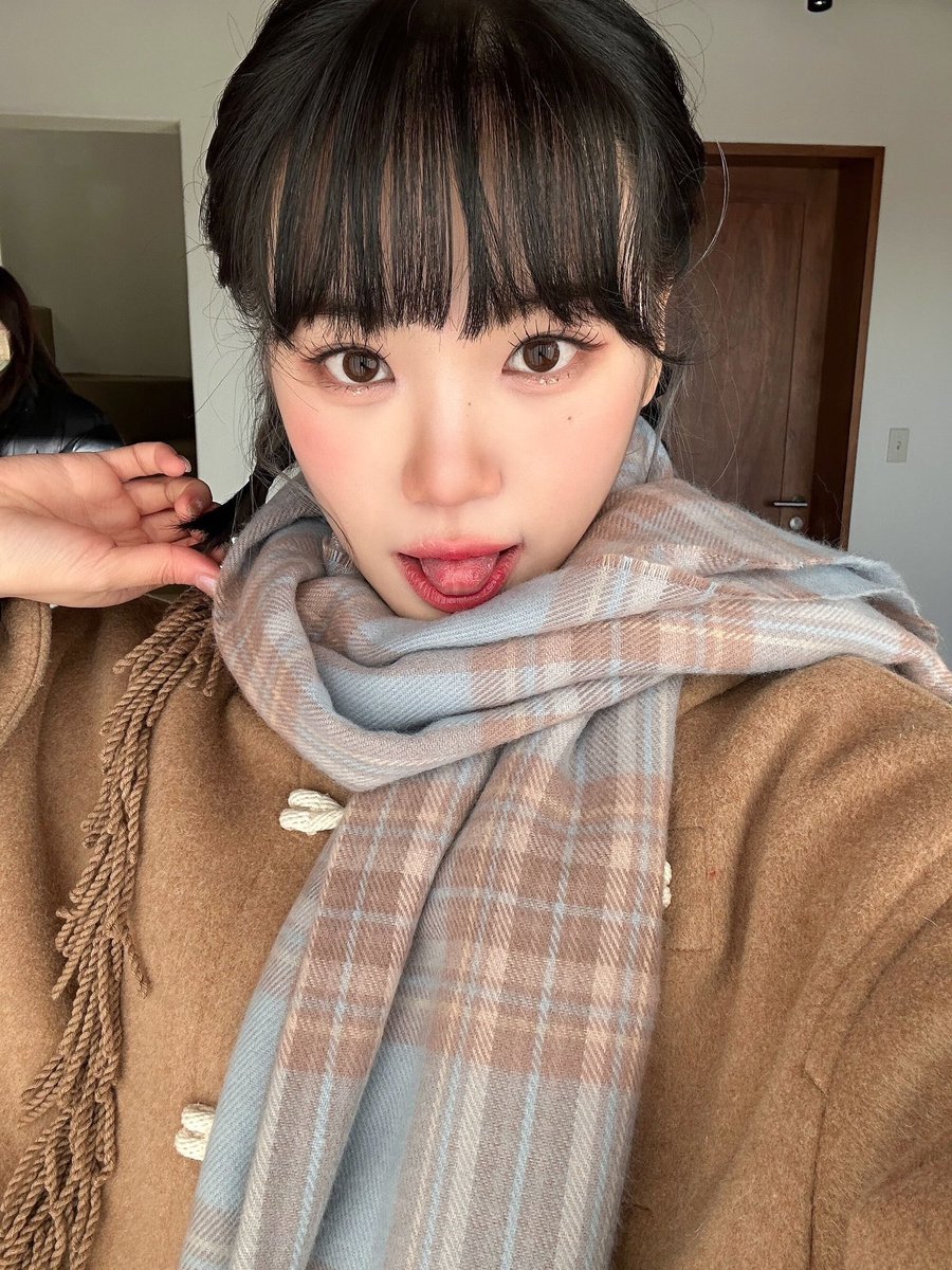 shuhja's tweet photo. FEARNOTs, i hope that hearing my “First Love” cover can keep you warm and heal you during this cold winter. 🤎 this is a small present i’ve prepared for you! 🎁 it’s a little early, but happy holidays. 🎄 https://t.co/ScSIsjDF1K