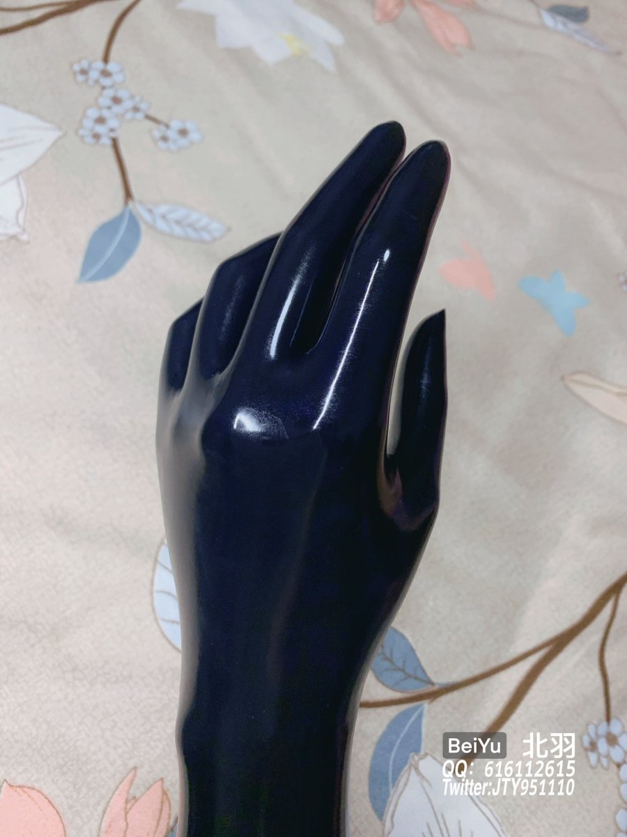 JTY951110's tweet photo. 乖宝贝儿，快让我捏捏你的🐮🐮和🥚🥚~~
#kigurumi #femalemask #Latex https://t.co/uB7RQfejkJ
