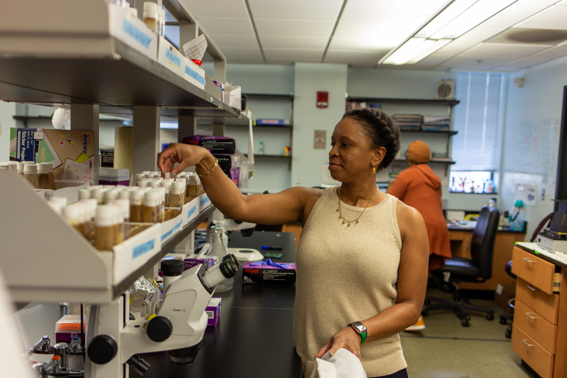 UofSC_CAS's tweet photo. Read how scientist @ArmstrongFlyLab prioritizes inclusion for @UofSCBiology students in her research lab and beyond. 

🔗: https://t.co/4XCJxedTXz https://t.co/oV5mBQQ0wW