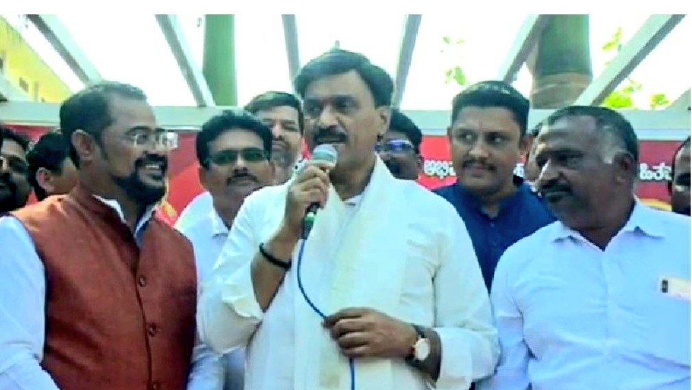 Anjan94150697's tweet image. KARNATAKA BREAKING:

#ReddySecondInnings: Gali Janardhan Reddy's New Checkmate to the BJP!

Gali Janardhana Reddy meets BJP leader, BSY &amp;amp; Vijendra close Confident Krishna Dhala Banjhan (Kshatriya face) in his residence in Koppala.

Krishna DB hints that he would join the #KRPP