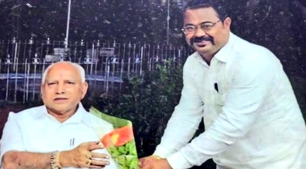 Anjan94150697's tweet image. KARNATAKA BREAKING:

#ReddySecondInnings: Gali Janardhan Reddy's New Checkmate to the BJP!

Gali Janardhana Reddy meets BJP leader, BSY &amp;amp; Vijendra close Confident Krishna Dhala Banjhan (Kshatriya face) in his residence in Koppala.

Krishna DB hints that he would join the #KRPP